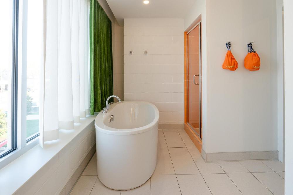 Deluxe King Room 320 interior
